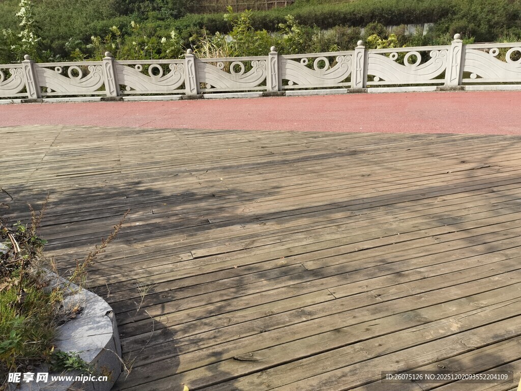 户外木质地面与装饰围栏