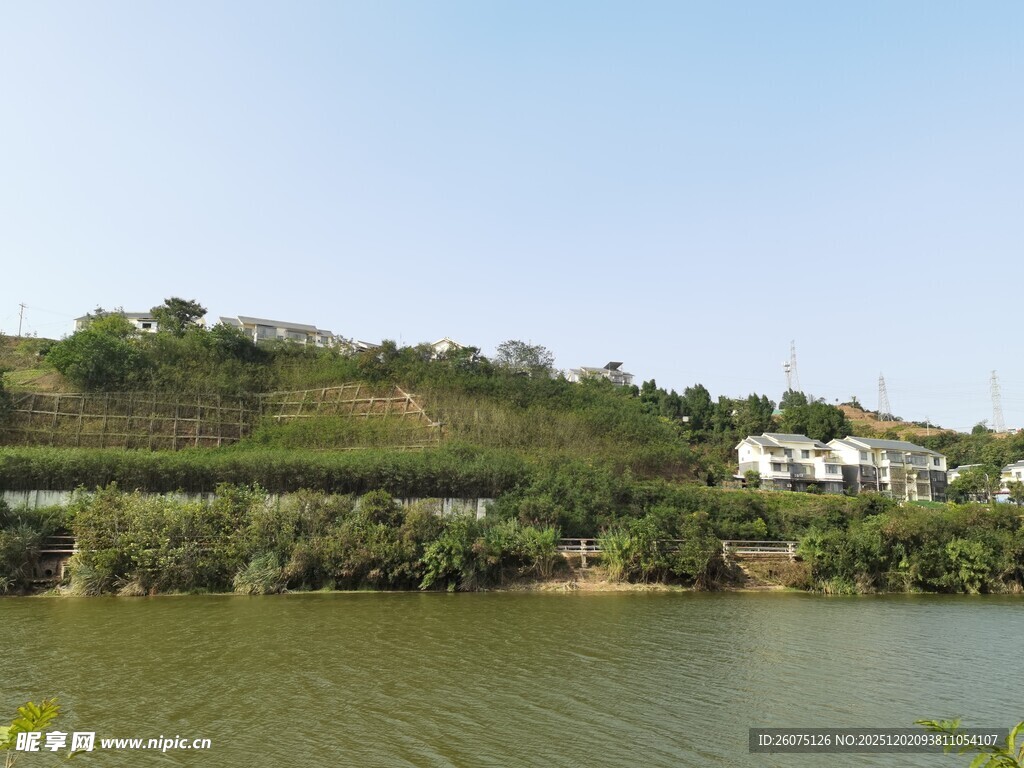 湖畔青山绿水间的景致