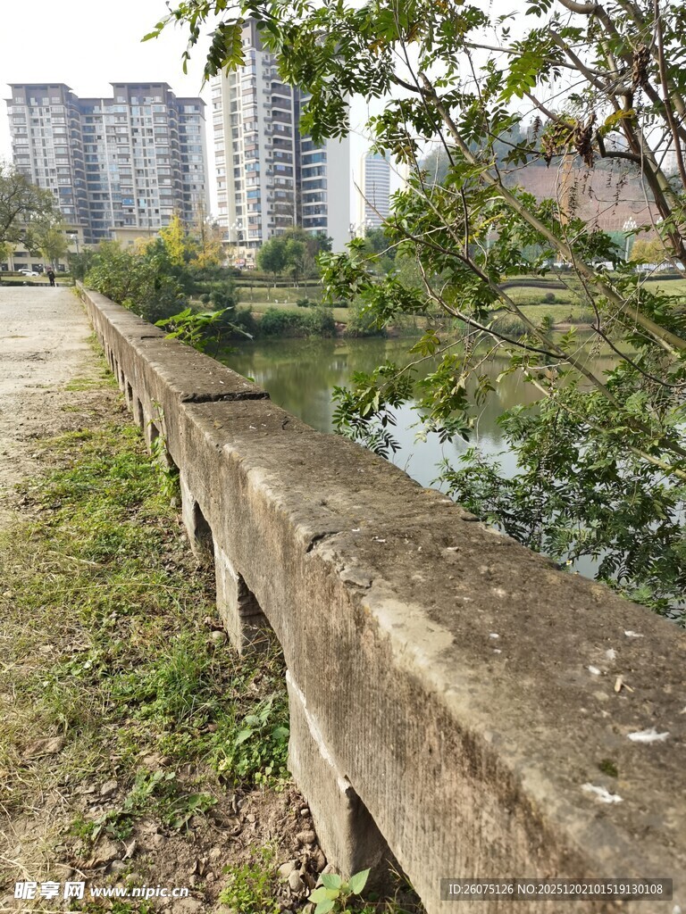 城市河畔的自然小径景观