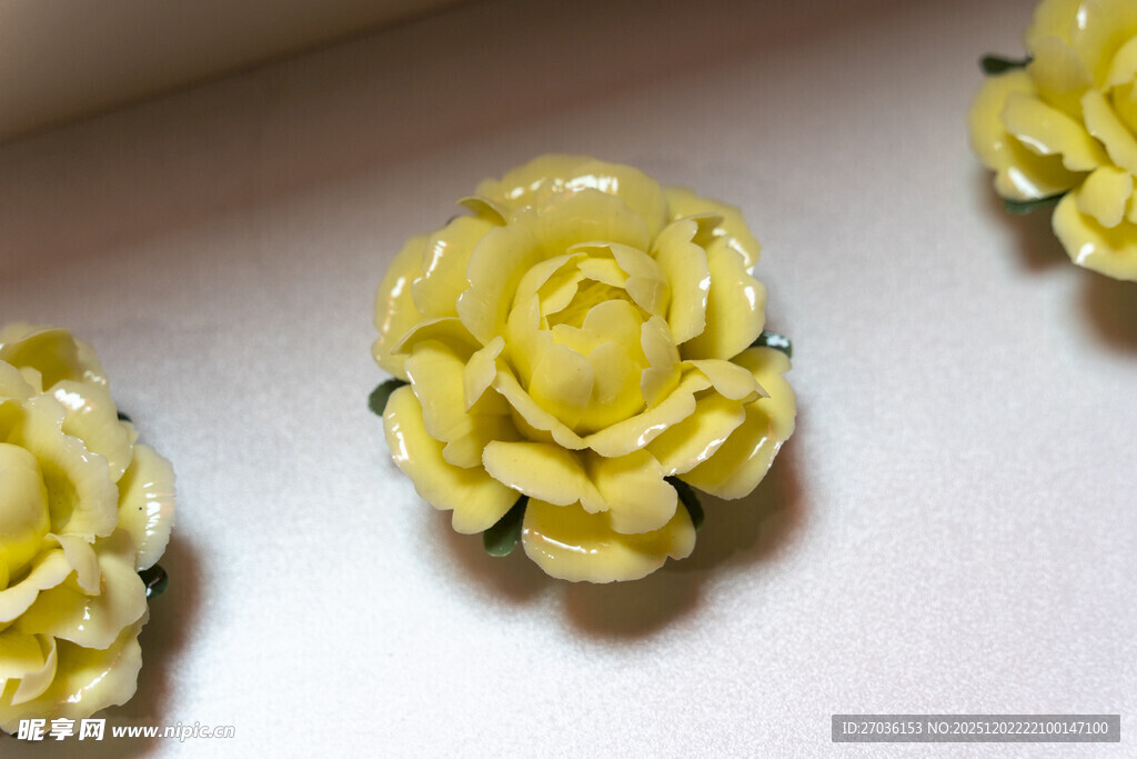 黄色花朵陶瓷饰品