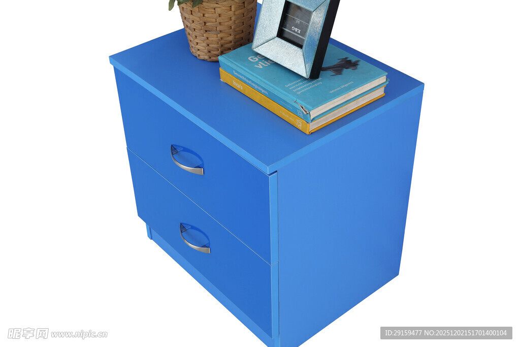 蓝色双屉柜上的小摆件