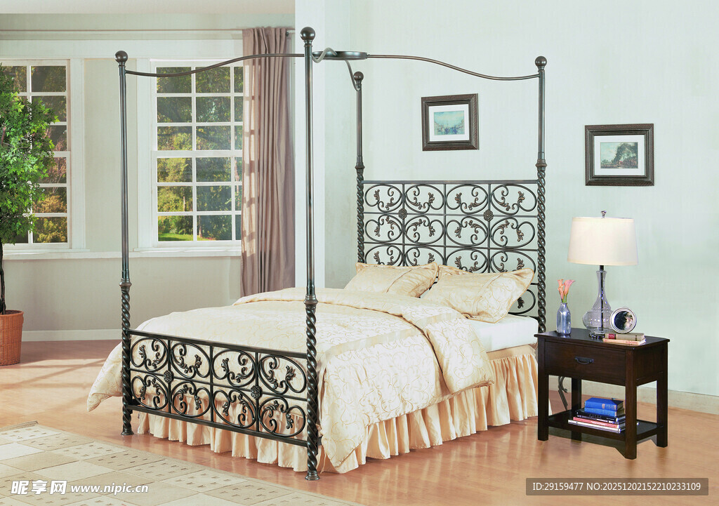 铁艺四柱床卧室温馨场景