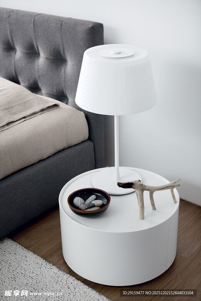 简约白色边几搭配精致摆件