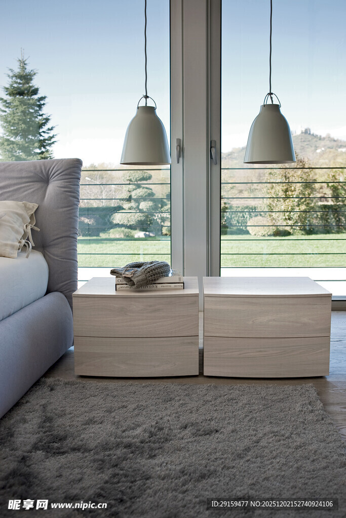 现代卧室窗边温馨舒适场景