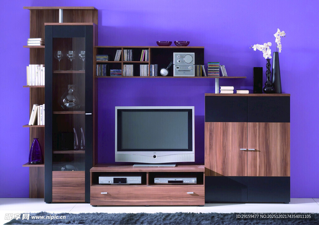 紫色客厅中的电视柜组合