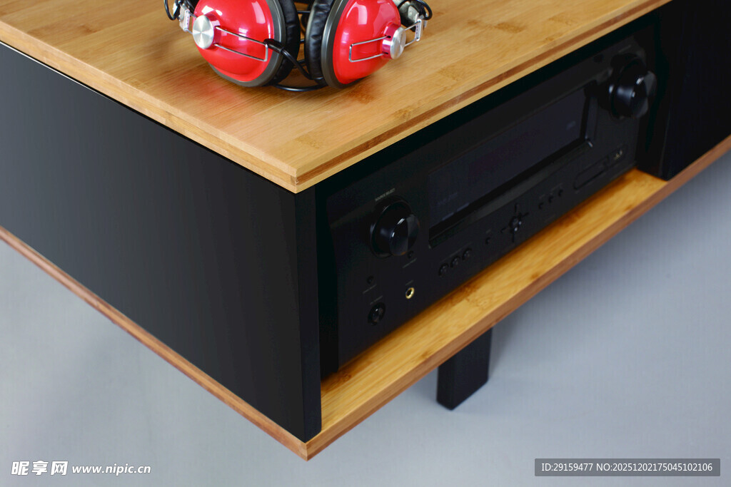 木质抽屉上的红色耳机