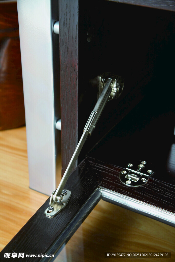 橱柜门液压支撑杆特写