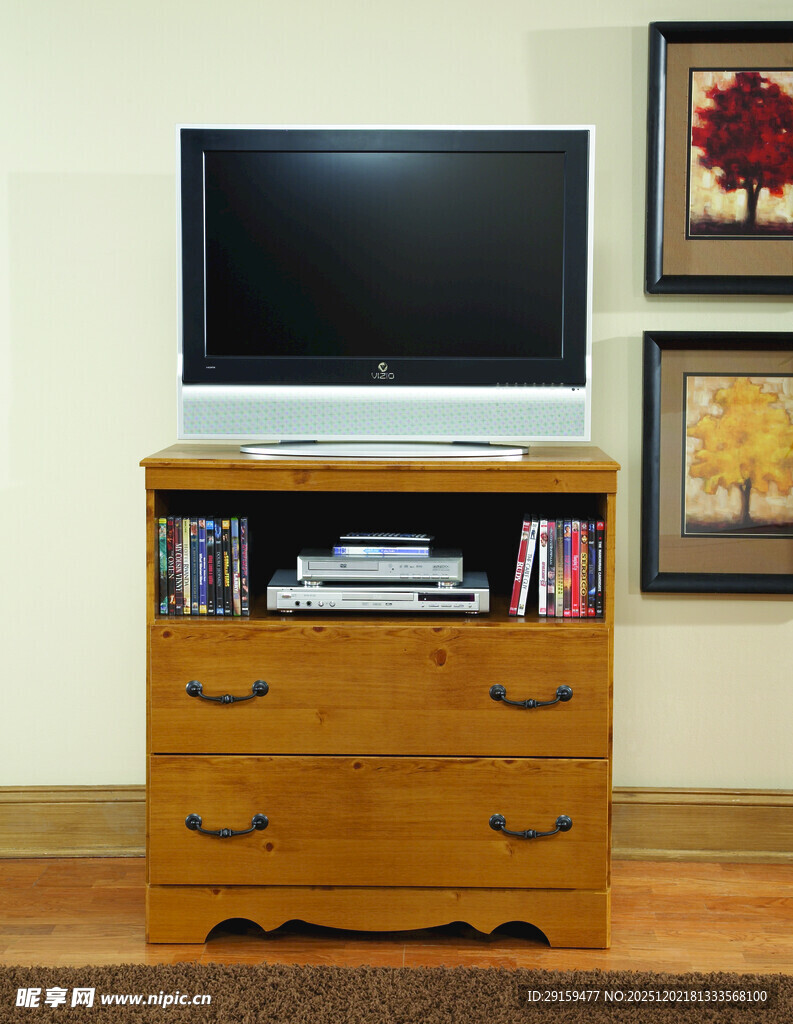 木质电视柜上的电视摆放