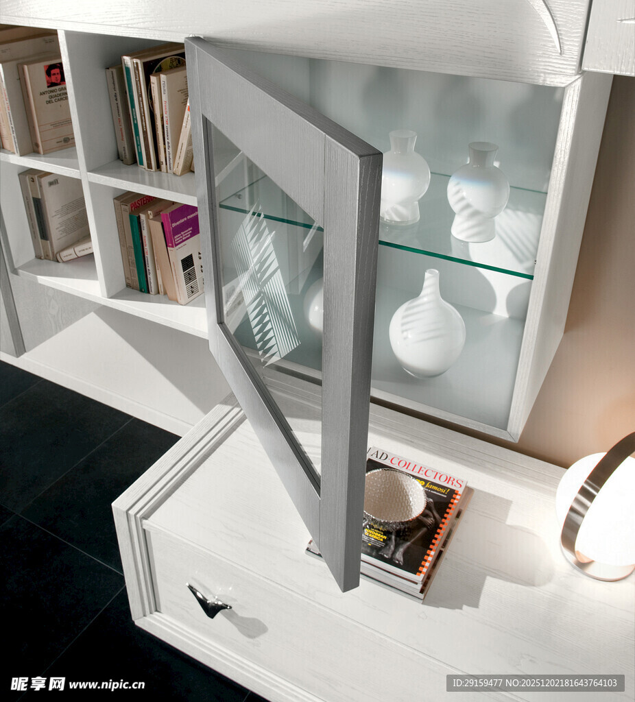 现代简约玻璃门书架展示