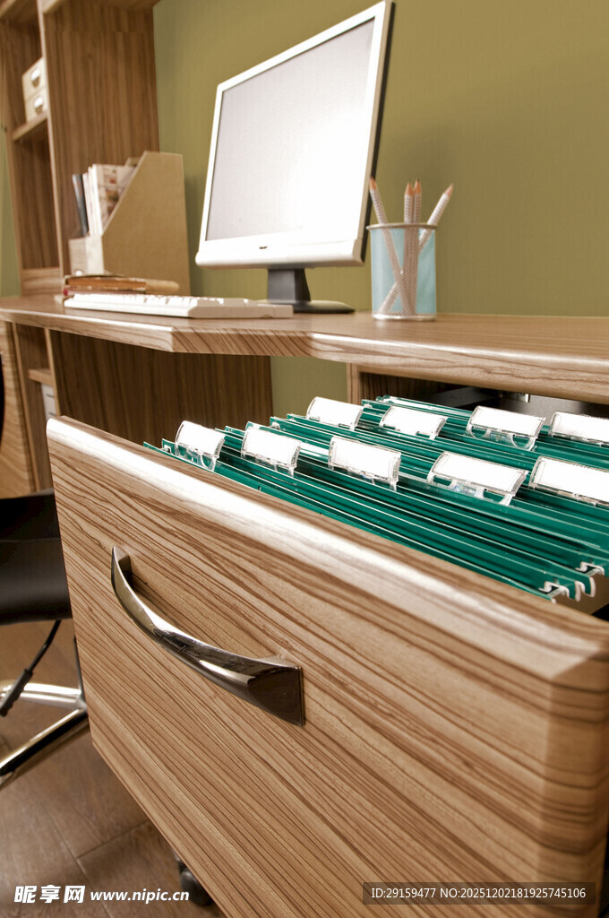 木质工作台展示珠宝首饰