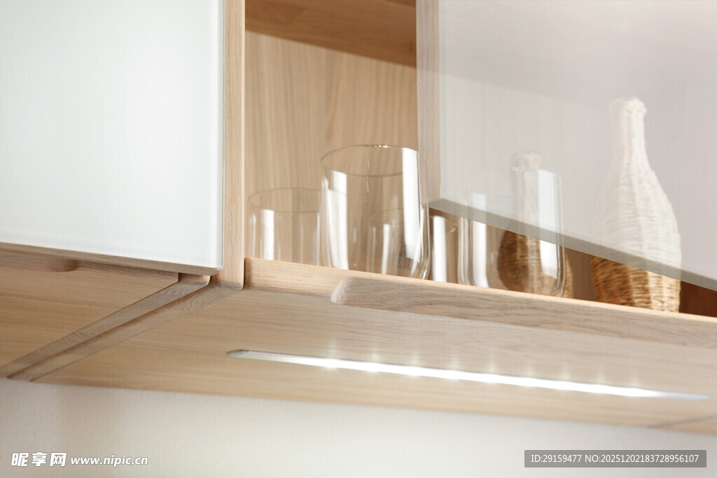 简约置物架上的精致摆件