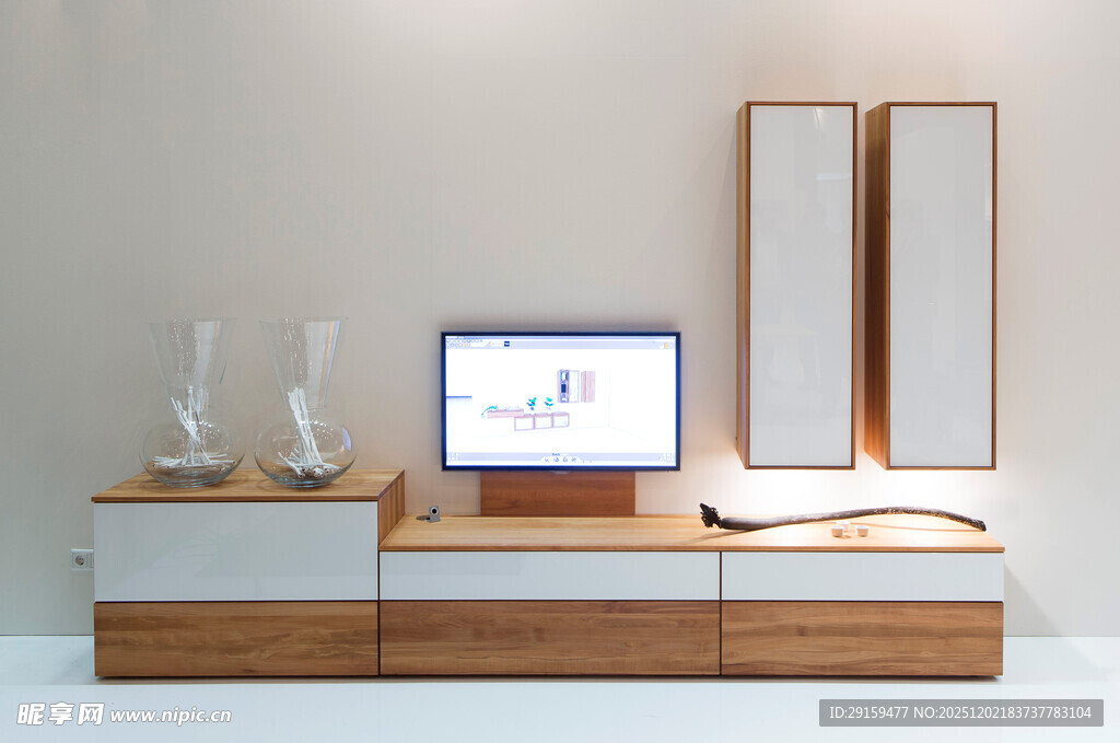 简约现代电视柜与装饰摆件