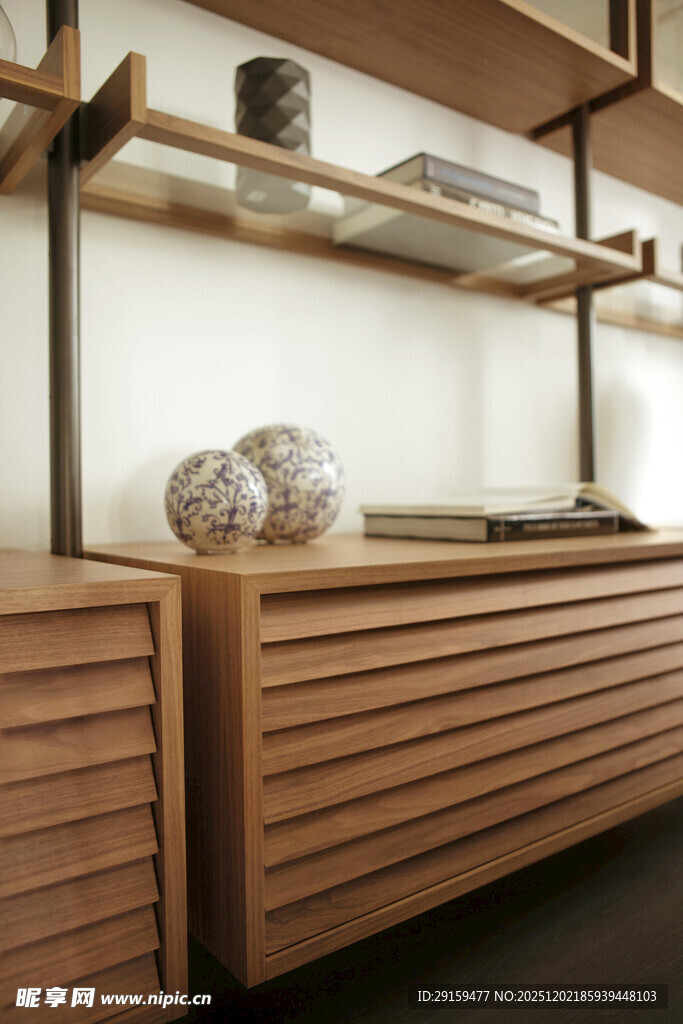 木质置物架简约家居一角