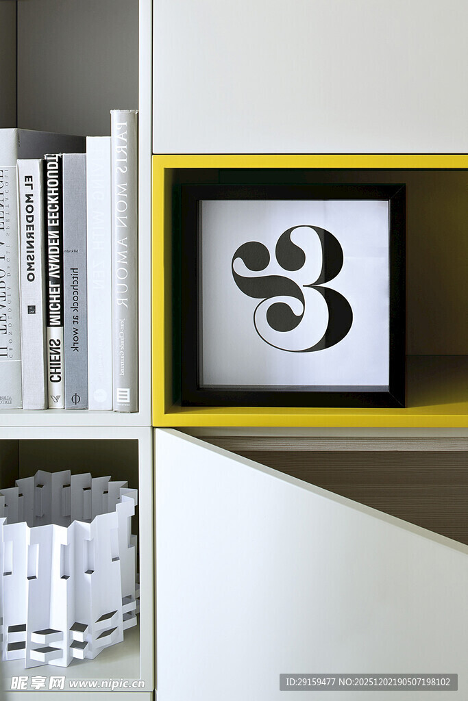 简约书架上的数字装饰画