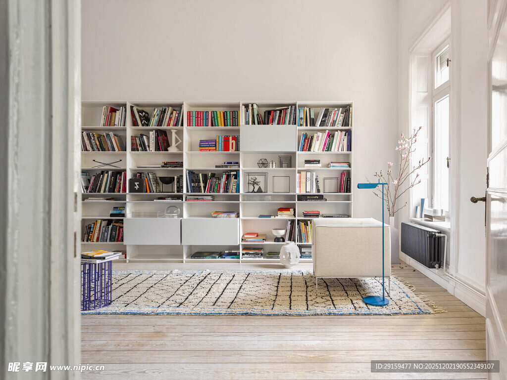 简约明亮的开放式书房空间