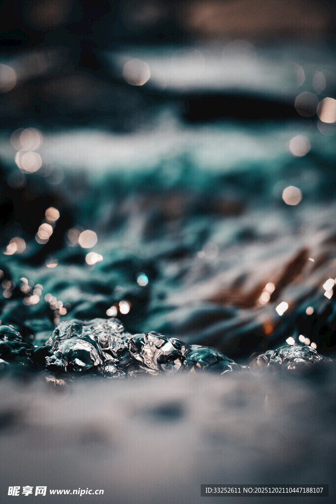 水滴在物体表面的特写画面