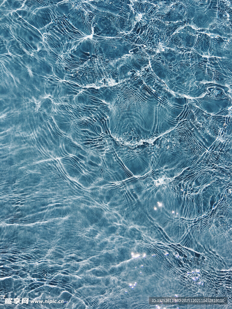 清澈蓝水的细腻波纹