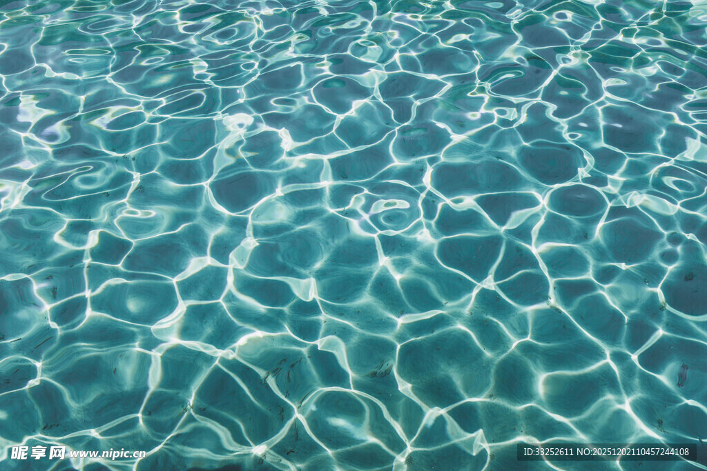 清澈泳池水面波光粼粼