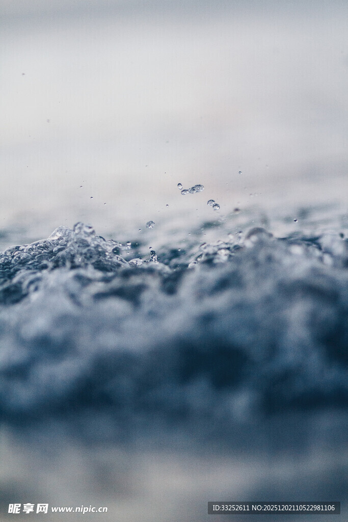 海浪翻涌的朦胧景象