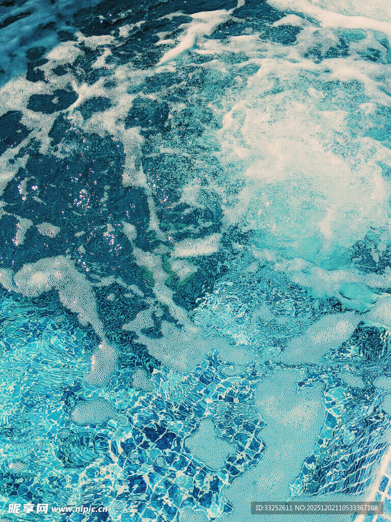 清澈蓝水泛起白色浪花