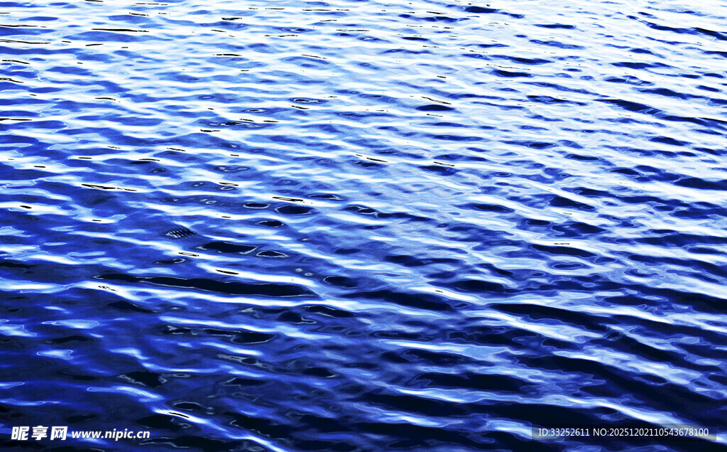 波光粼粼的蓝色水面