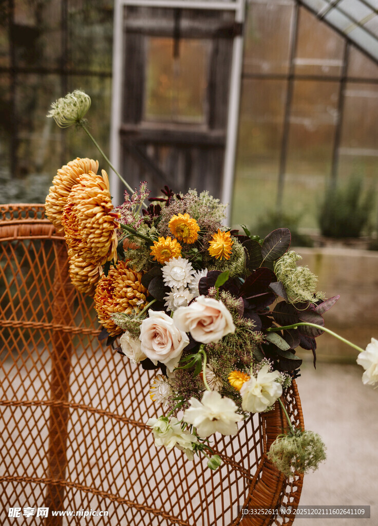 藤椅上的多彩花卉装饰