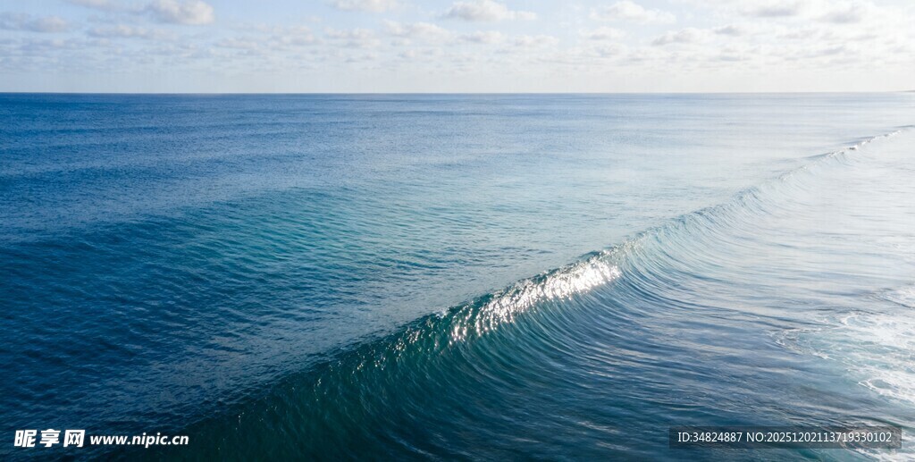 蔚蓝大海中的优美波浪