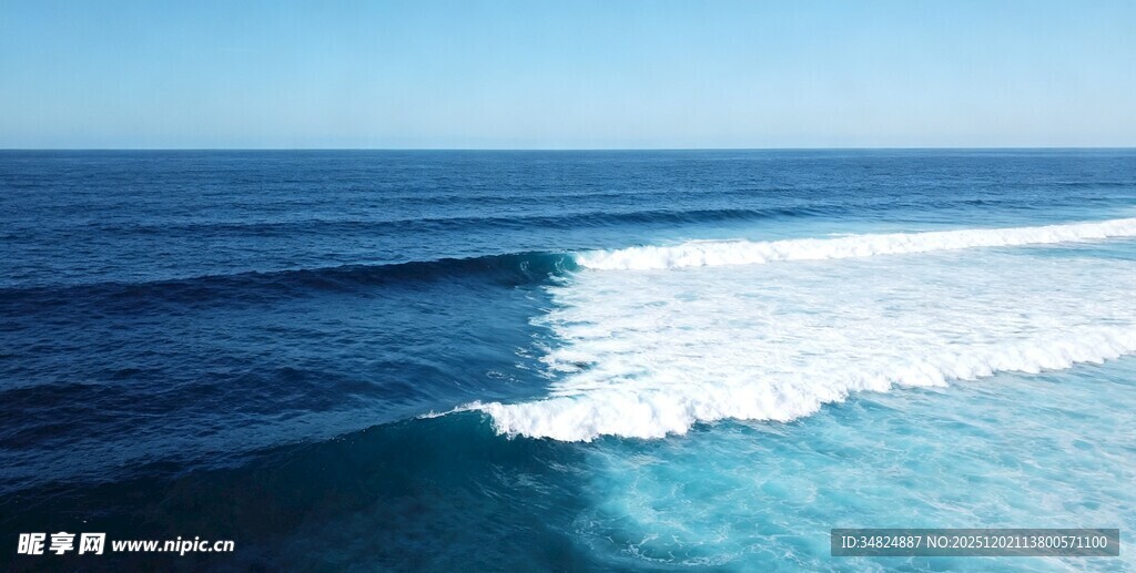 蔚蓝大海中的白色浪花