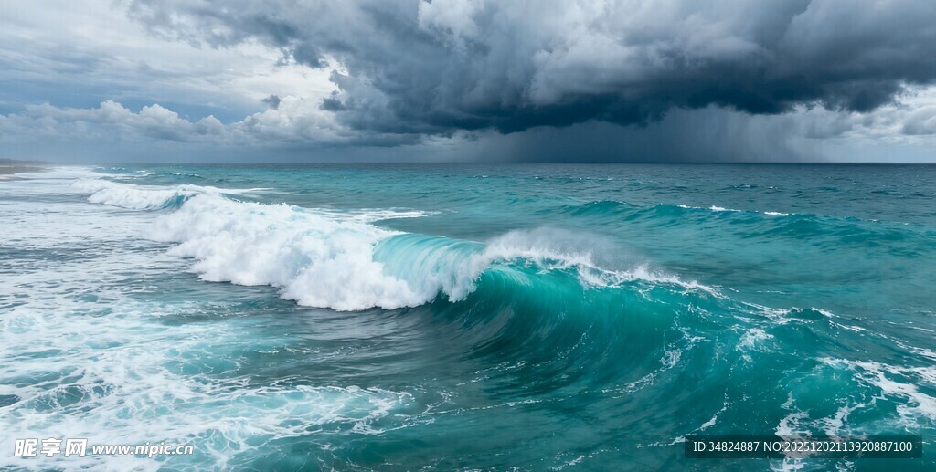 汹涌海浪与阴沉天空