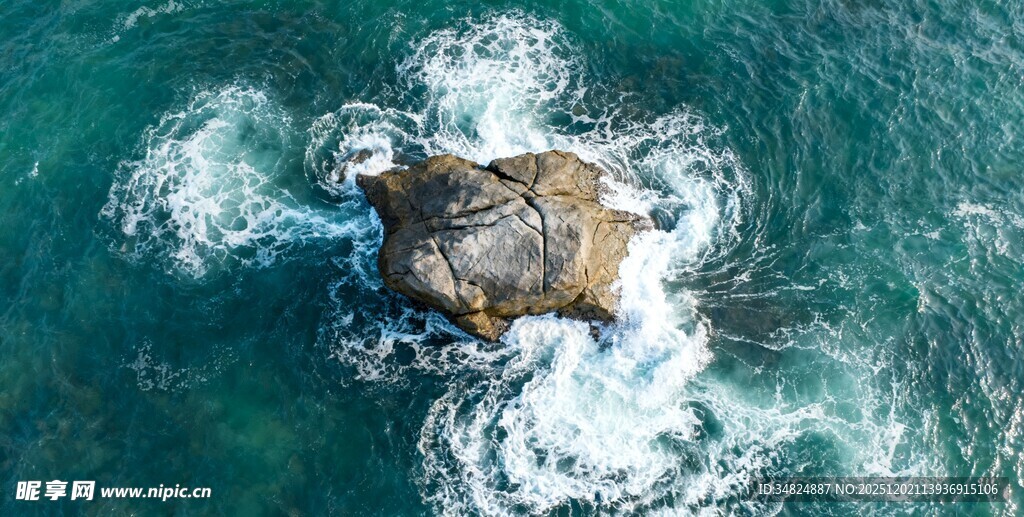 海中孤石浪花翻涌