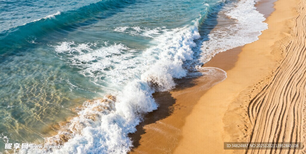 海浪拍打金黄沙滩美景