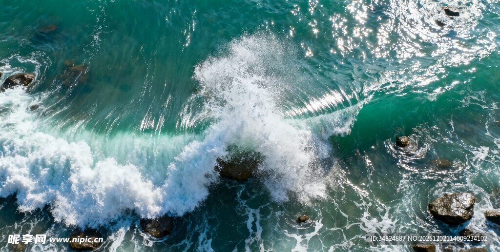 俯瞰碧海翻涌的壮丽浪花