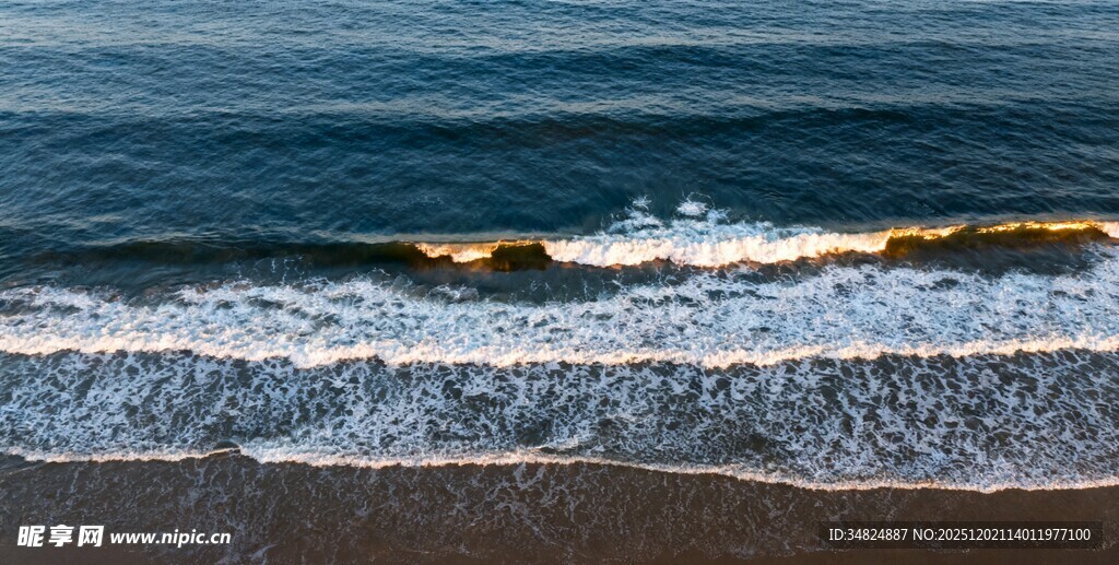 海边海浪拍打黑色沙滩