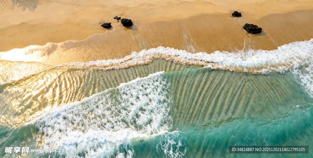 沙滩海浪脚印美丽海景