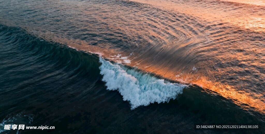 夕阳下的壮丽海浪景观