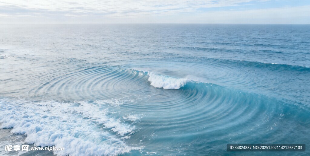 蔚蓝大海中的翻涌波浪