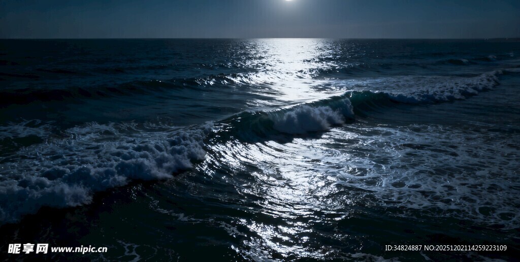 月夜下的波光粼粼海面