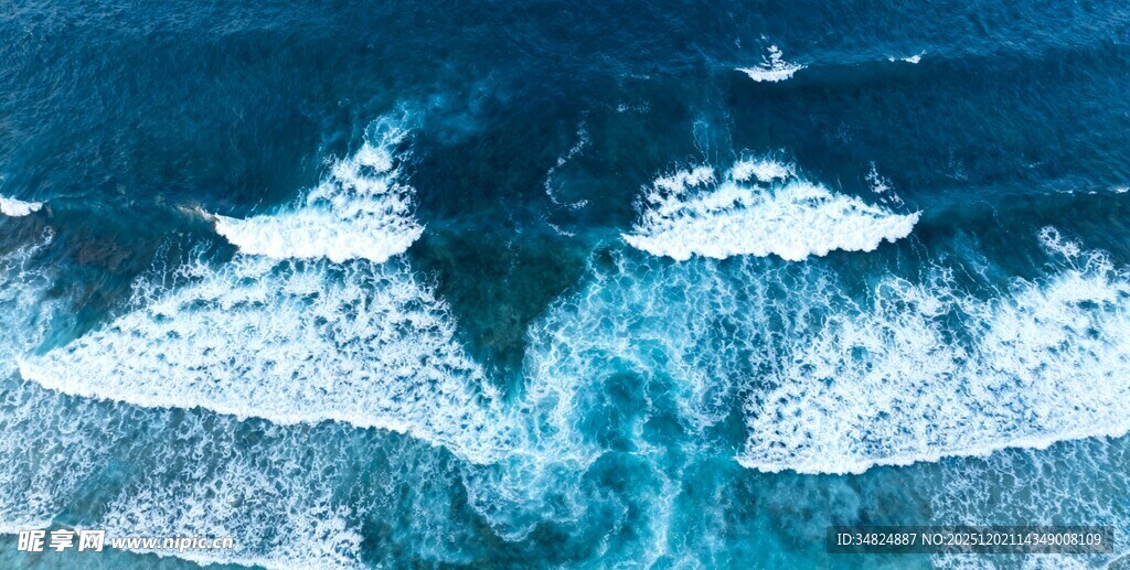 蔚蓝大海中的白色浪花