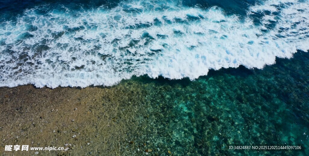 海边浪花拍打沙滩美景