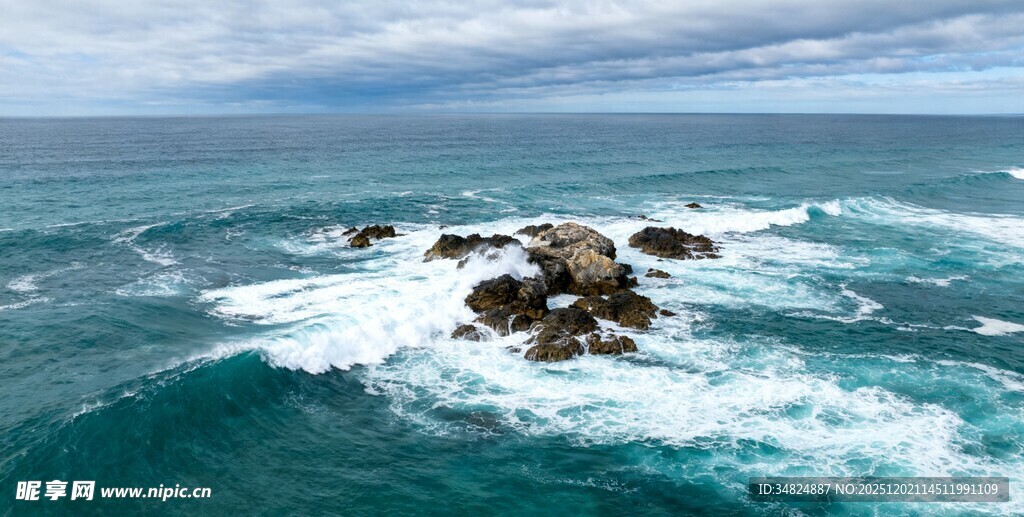 海上礁石波涛汹涌之景