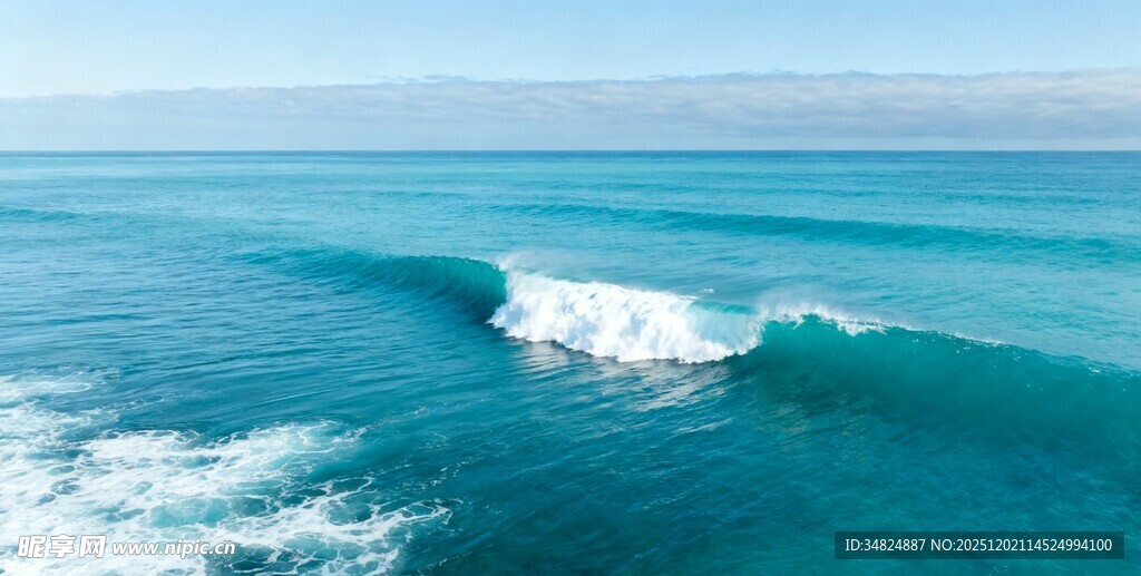 蔚蓝大海中的白色浪花