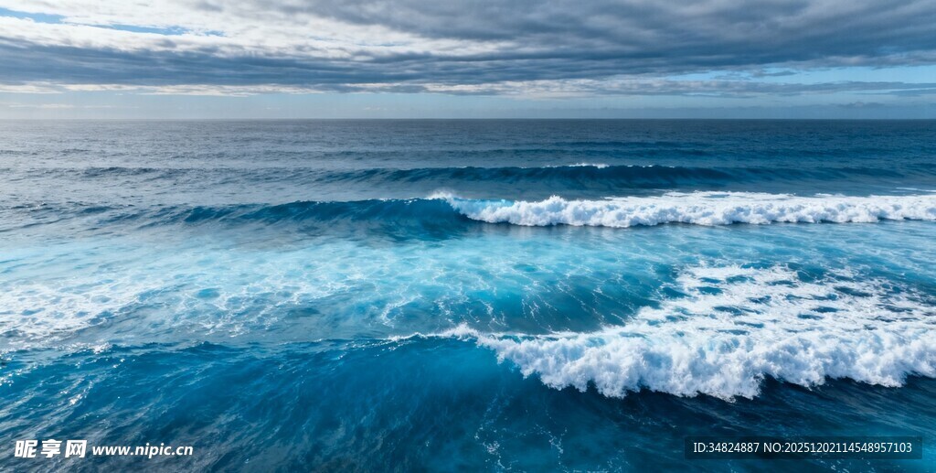 蓝色海洋翻涌白色浪花