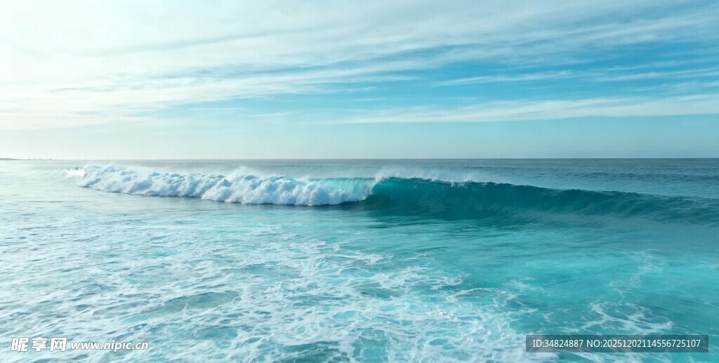 蓝色海浪涌动的美丽海景