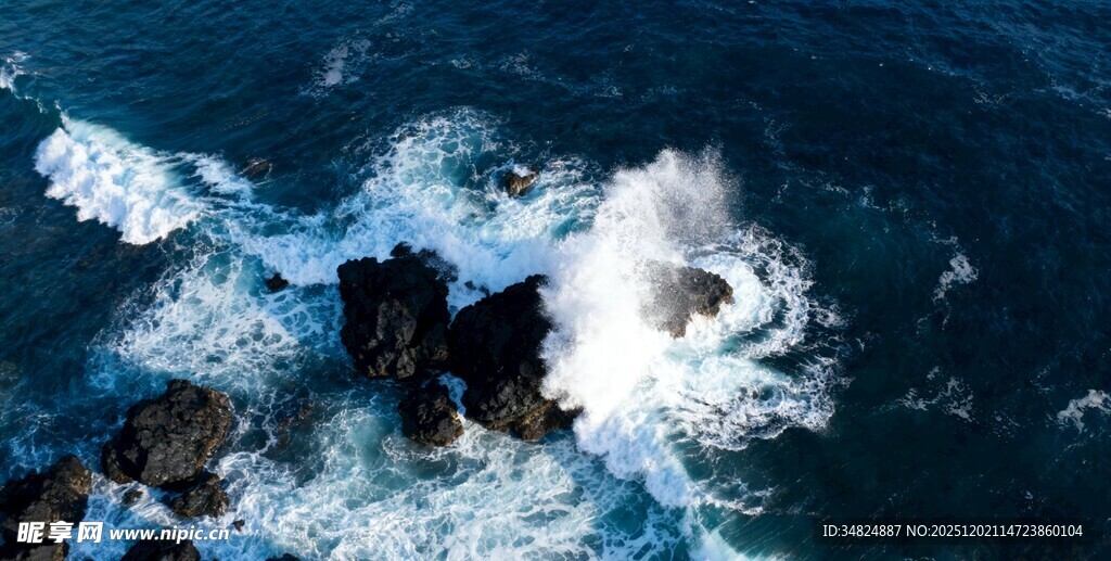 海浪拍击礁石的壮阔景象