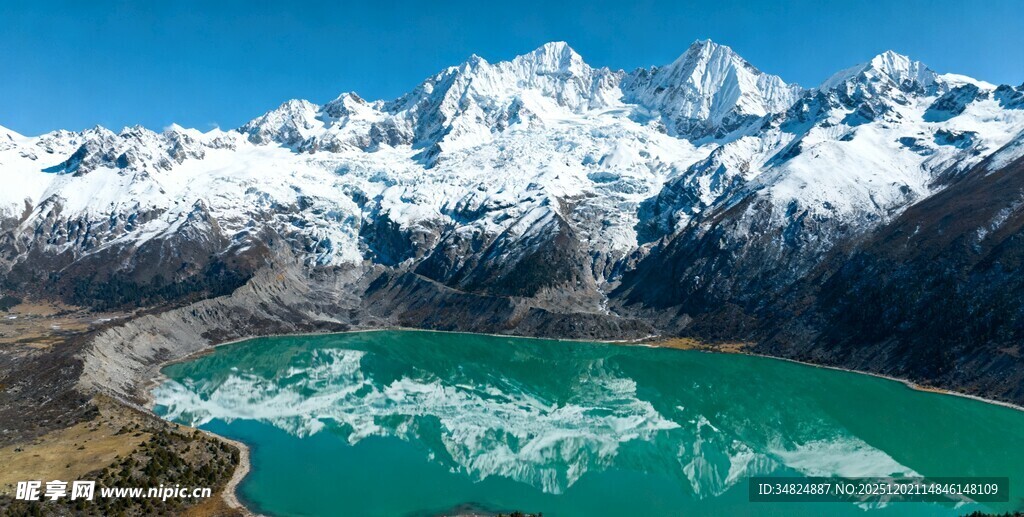 雪山下的碧绿湖泊