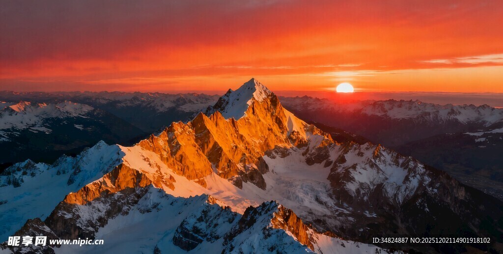 雪山日落壮丽美景