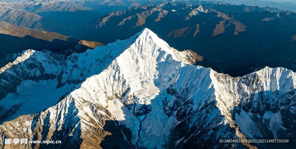 巍峨雪山壮丽景致