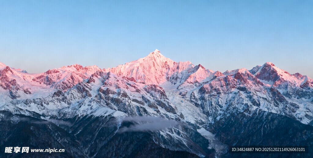 壮丽雪山日出美景
