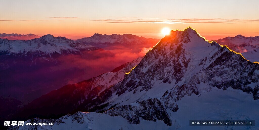 雪山日出壮丽美景
