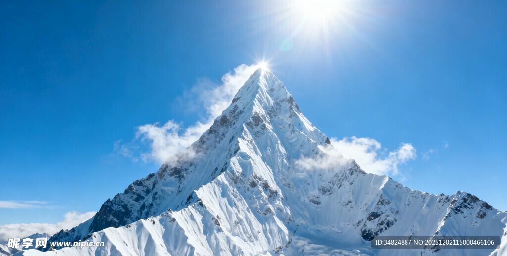 巍峨雪山沐浴在阳光下